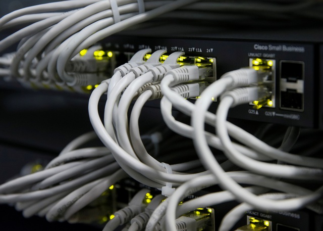 C&oacute; cần r&uacute;t c&aacute;p Ethernet khỏi m&aacute;y t&iacute;nh khi d&ugrave;ng Wi-Fi? - Ảnh 1.