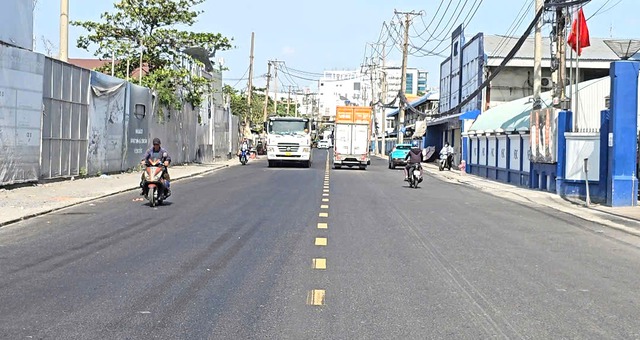 Người d&acirc;n đường Bến Ngh&eacute; c&uacute;ng g&agrave; mừng con đường 'hố bom' được thảm nhựa - Ảnh 1.