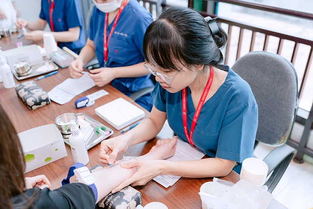 Các bệnh viện tại Hà Nội mang dịch vụ y tế đến cộng đồng - Ảnh 1.