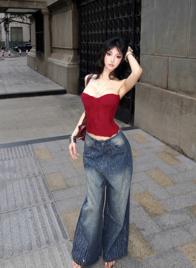 'Hô biến' vóc dáng chuẩn đồng hồ cát nhờ chiếc áo corset- Ảnh 2.
