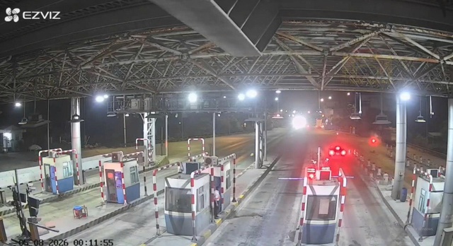Lái xe máy chở 3, học sinh lớp 9 tông barie trạm thu phí tử vong- Ảnh 1. Lái xe máy chở 3, học sinh lớp 9 tông barie trạm thu phí tử vong- Ảnh 1.