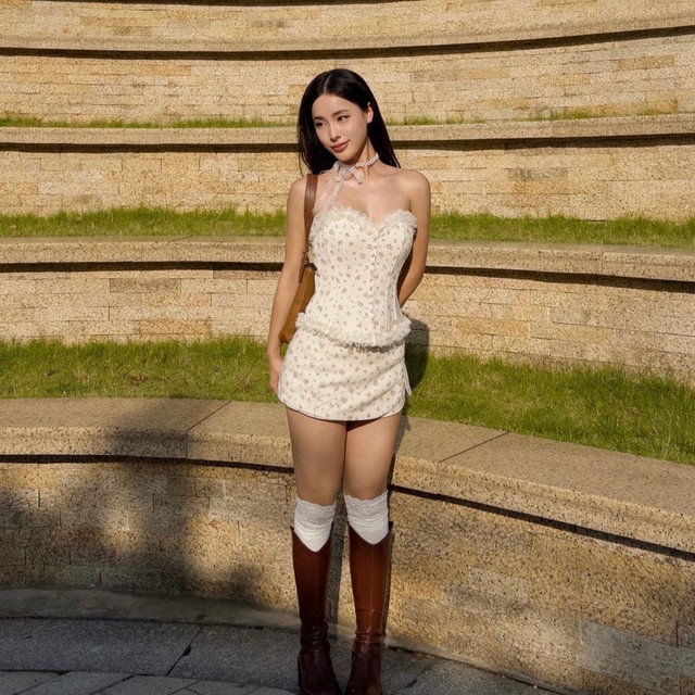 'Hô biến' vóc dáng chuẩn đồng hồ cát nhờ chiếc áo corset- Ảnh 8.