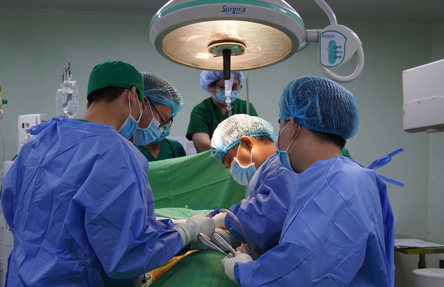 Hy hữu: Tự bắn thủng bụng m&igrave;nh khi d&ugrave;ng m&aacute;y bắn đinh - Ảnh 3.