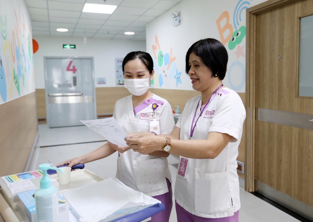 Điều dưỡng Nguyễn Thanh Giang: 'Thấy em b&eacute; cười l&agrave; động lực t&ocirc;i theo nghề 30 năm' - Ảnh 4.