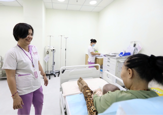 Điều dưỡng Nguyễn Thanh Giang: 'Thấy em b&eacute; cười l&agrave; động lực t&ocirc;i theo nghề 30 năm' - Ảnh 1.