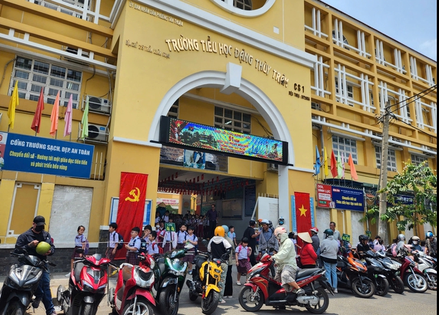 Trứng vịt hấp thịt heo làm 112 người ngộ độc thực phẩm tại Trường Đặng Thùy Trâm - Ảnh 1.