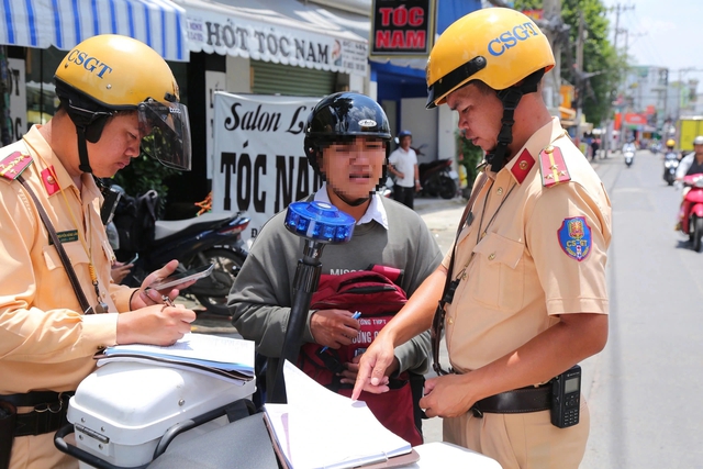 2 tháng, 357 trường ở TP.HCM có học sinh vi phạm luật an toàn giao thông - Ảnh 1.