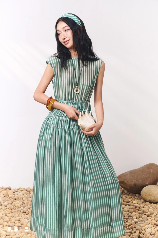 Đẹp bất bại từ bộ ba váy dài, quần ống rộng và giày cao gót- Ảnh 2.