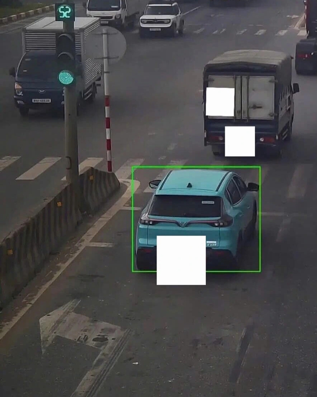 Đi thẳng trên làn đường rẽ trái lúc đèn xanh có bị phạt? - Ảnh 1. Đi thẳng trên làn đường rẽ trái lúc đèn xanh có bị phạt? - Ảnh 1.