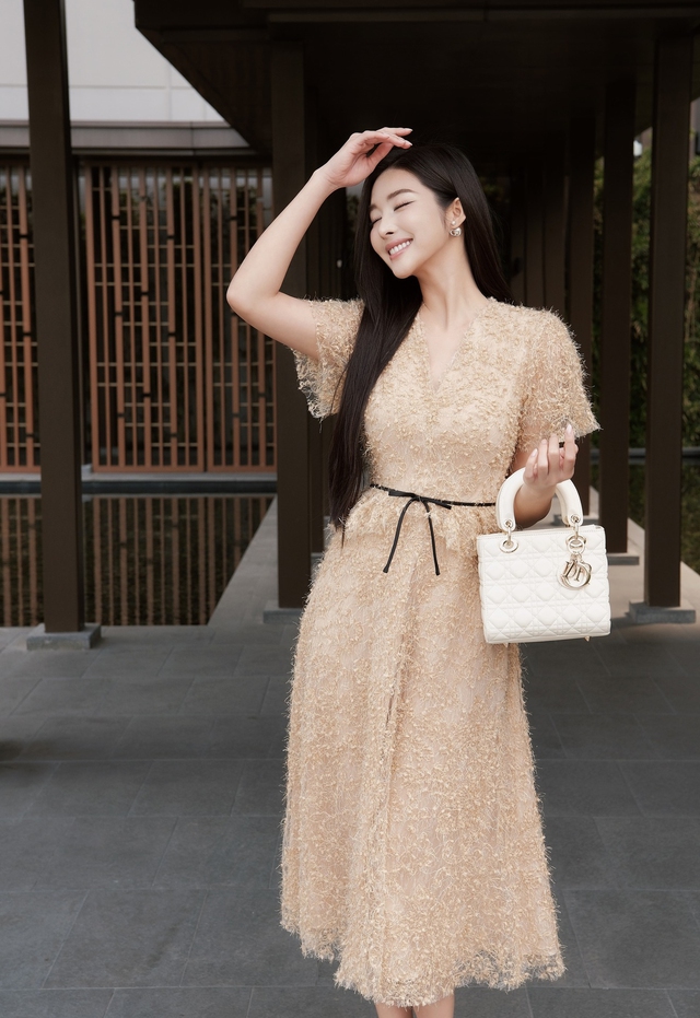 Trang phục cổ chữ V quyến rũ - Ảnh 2.