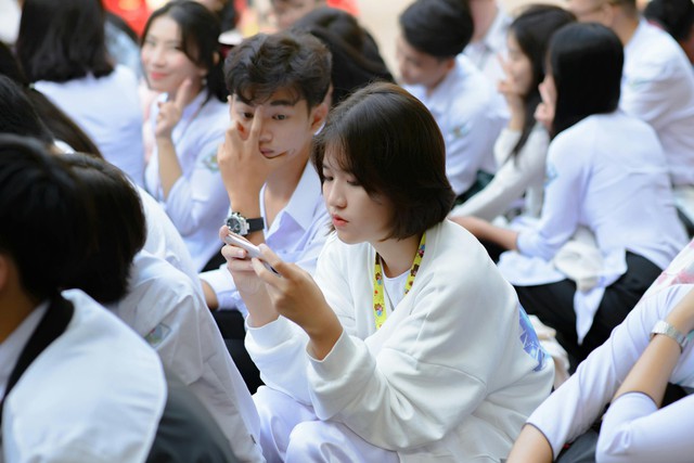 Trường học ‘đua’ cấm điện thoại, nghiên cứu chỉ ra tác dụng ‘gần như bằng 0’ - Ảnh 1.