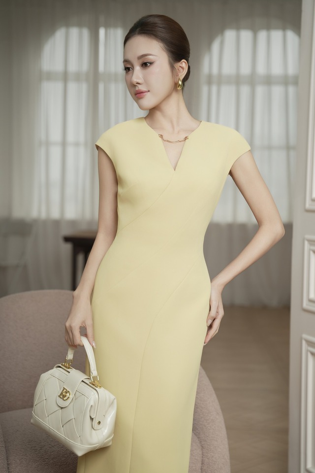 Trang phục cổ chữ V quyến rũ - Ảnh 8.