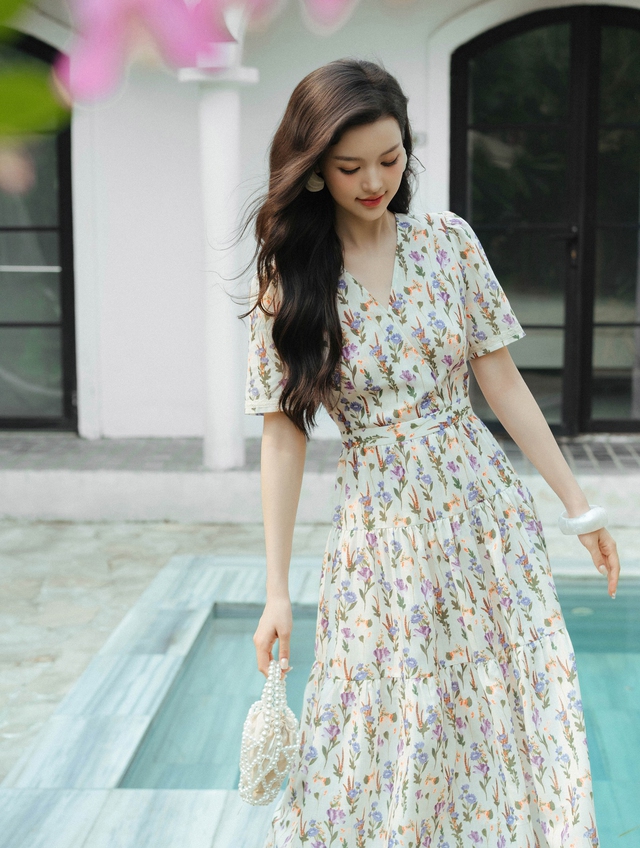 Trang phục cổ chữ V quyến rũ - Ảnh 1.
