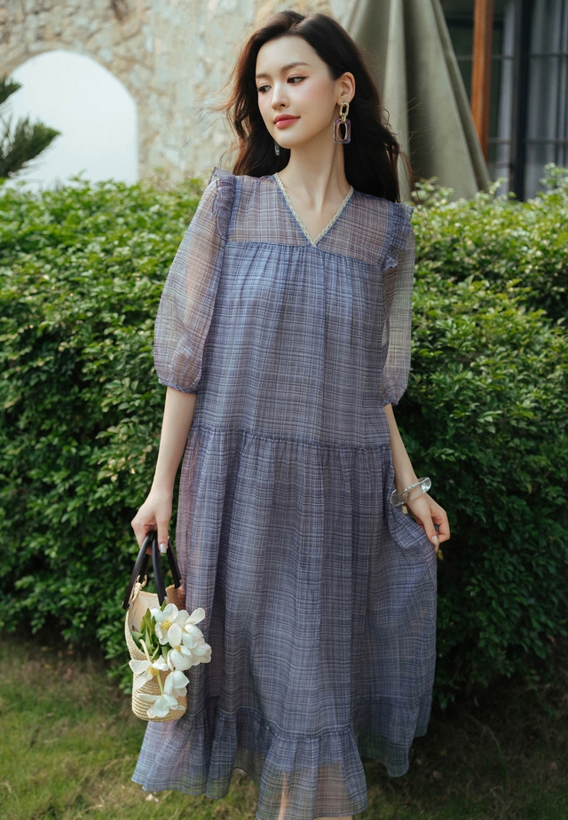 Trang phục cổ chữ V quyến rũ - Ảnh 4.