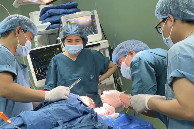Bé trai 5 tuổi bị chó cắn rách vùng đầu dài 25 cm, lộ xương sọ- Ảnh 1. Bé trai 5 tuổi bị chó cắn rách vùng đầu dài 25 cm, lộ xương sọ- Ảnh 1.