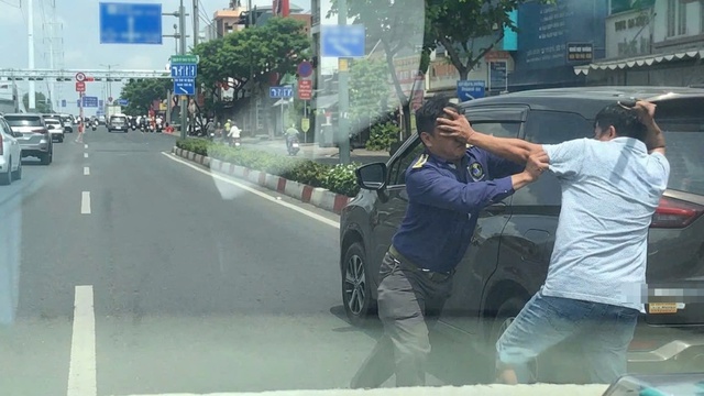 TP.HCM: Hai tài xế đánh nhau trong làn ô tô đường Phạm Văn Đồng- Ảnh 1. TP.HCM: Hai tài xế đánh nhau trong làn ô tô đường Phạm Văn Đồng- Ảnh 1.
