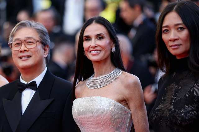 Demi Moore, Củng Lợi khoe sắc gợi cảm b&ecirc;n d&agrave;n sao dự khai mạc LHP Cannes - Ảnh 5.