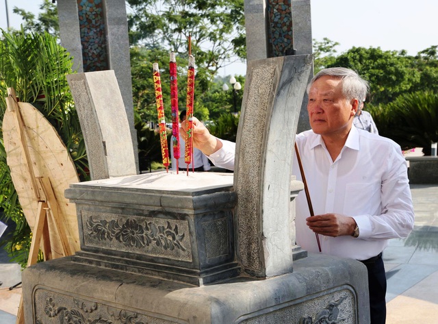 Nguyên Phó thủ tướng trao nhà tình nghĩa cho gia đình người có công tại Đà Nẵng- Ảnh 2.