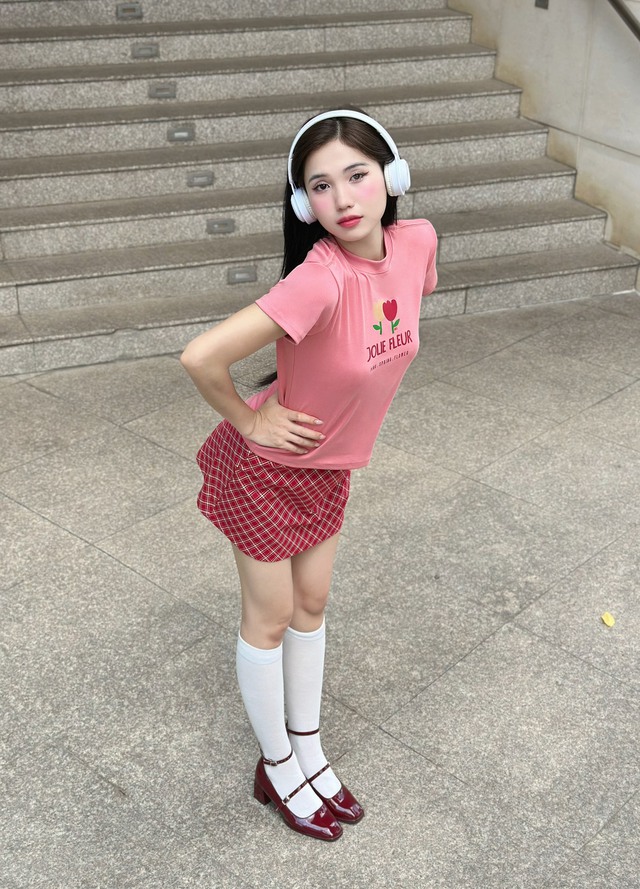 Khoe chân dài miên man nhờ cặp đôi baby tee và váy ngắn - Ảnh 3.