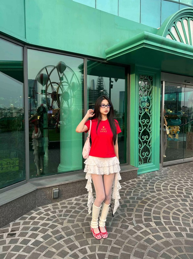 Khoe chân dài miên man nhờ cặp đôi baby tee và váy ngắn - Ảnh 6.