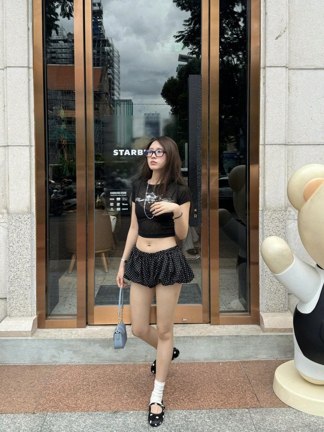 Khoe chân dài miên man nhờ cặp đôi baby tee và váy ngắn - Ảnh 7.