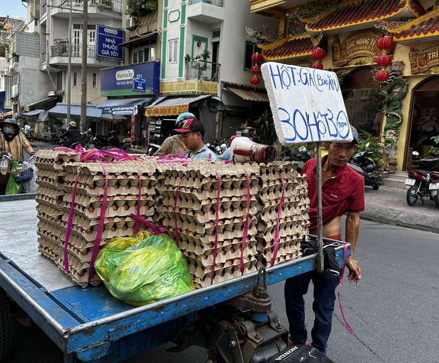 Sốc với gi&aacute; trứng '3 chục 30.000 ng&agrave;n đồng' - Ảnh 1.
