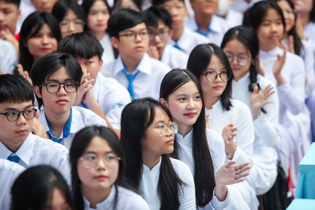 'Cấm thu tiền' dạy thêm trong trường, sao phụ huynh vẫn phải chi ? - Ảnh 3.