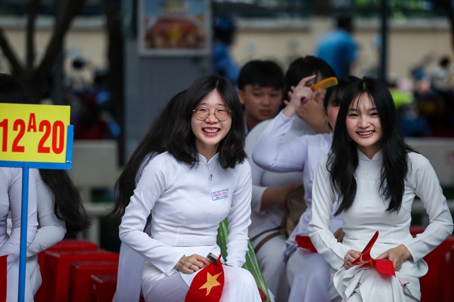 'Cấm thu tiền' dạy thêm trong trường, sao phụ huynh vẫn phải chi ? - Ảnh 1.
