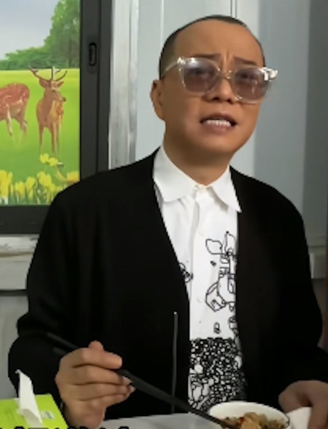 Âu Dương Chấn Hoa gây tranh cãi khi để dàn vệ sĩ hộ tống đi ăn - Ảnh 3.