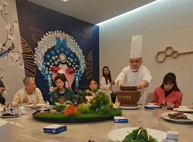 Tài tử Hồng Kông Hồng Kim Bảo tận hưởng cuộc sống xa hoa ở tuổi 76 - Ảnh 1.