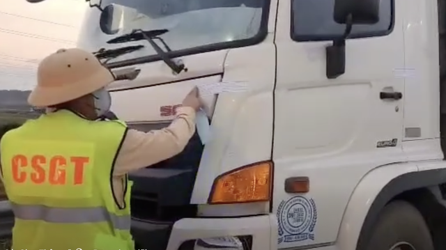Tài xế không bằng lái chạy xe tải trên cao tốc bị phạt 78,5 triệu đồng- Ảnh 1. Tài xế không bằng lái chạy xe tải trên cao tốc bị phạt 78,5 triệu đồng- Ảnh 1.