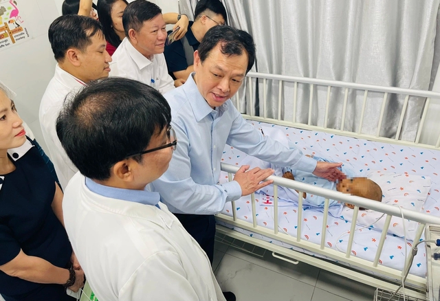 24 giờ làm giấy khai sinh cho bé trai 2 tuổi bị bạo hành - Ảnh 2.