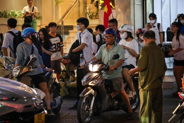'Cấm thu tiền' dạy thêm trong trường, sao phụ huynh vẫn phải chi ? - Ảnh 2.
