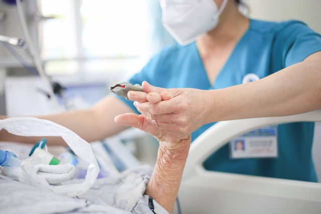 Nghề điều dưỡng: &Aacute;p lực, sợ h&atilde;i v&agrave; h&agrave;nh tr&igrave;nh giữ lấy sự sống- Ảnh 3.