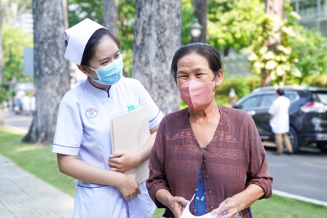 Nghề điều dưỡng: &Aacute;p lực, sợ h&atilde;i v&agrave; h&agrave;nh tr&igrave;nh giữ lấy sự sống- Ảnh 1.