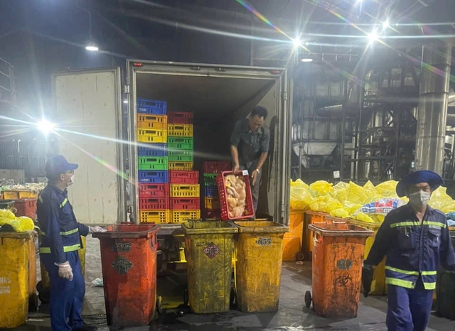 Phát hiện xe tải chở hơn 1,5 tấn gà 'bẩn' vào TP.HCM tiêu thụ - Ảnh 3.