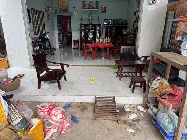 Ghen tu&ocirc;ng, đập ph&aacute; 6 hũ h&agrave;i cốt trong nh&agrave; 'vợ hờ'- Ảnh 2.