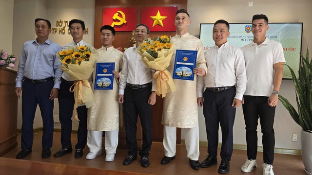 L&ecirc; Giang Patrik v&agrave; Ng&ocirc; Đăng Khoa ch&iacute;nh thức trở th&agrave;nh c&ocirc;ng d&acirc;n Việt Nam: L&ograve;ng biết ơn d&acirc;ng tr&agrave;o- Ảnh 2.
