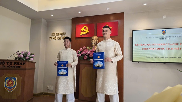 L&ecirc; Giang Patrik v&agrave; Ng&ocirc; Đăng Khoa ch&iacute;nh thức trở th&agrave;nh c&ocirc;ng d&acirc;n Việt Nam: L&ograve;ng biết ơn d&acirc;ng tr&agrave;o- Ảnh 1.