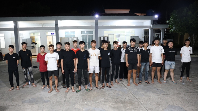 Bắt giữ 33 thanh ni&ecirc;n d&ugrave;ng hung kh&iacute;, bom xăng đ&aacute;nh nhau ở Rạch Gi&aacute;- Ảnh 1.