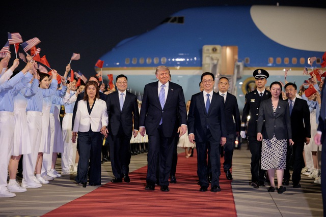 Ông Trump hạ cánh xuống Bắc Kinh, bắt đầu chuyến công du Trung Quốc - Ảnh 1.