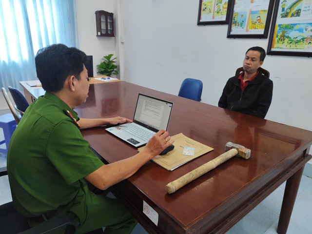 Ghen tu&ocirc;ng, đập ph&aacute; 6 hũ h&agrave;i cốt trong nh&agrave; 'vợ hờ'- Ảnh 1.