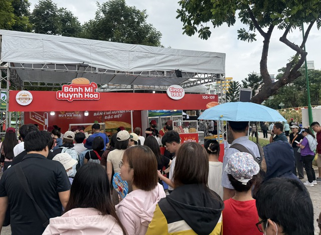 Lễ hội b&aacute;nh m&igrave; m&ugrave;a 4 thu h&uacute;t lượng kh&aacute;ch kỷ lục- Ảnh 1.