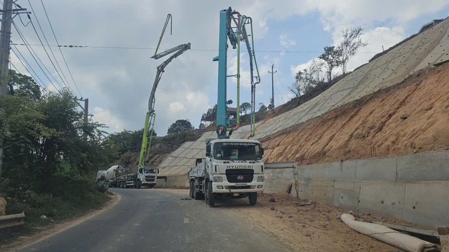 Chậm khắc phục sạt lở ta luy âm cầu Treo đèo D’ran- Ảnh 3. Chậm khắc phục sạt lở ta luy âm cầu Treo đèo D’ran- Ảnh 3.