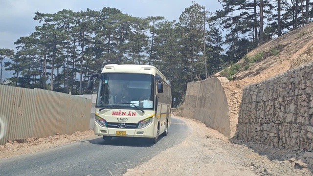 Chậm khắc phục sạt lở ta luy âm cầu Treo đèo D’ran- Ảnh 1. Chậm khắc phục sạt lở ta luy âm cầu Treo đèo D’ran- Ảnh 1.