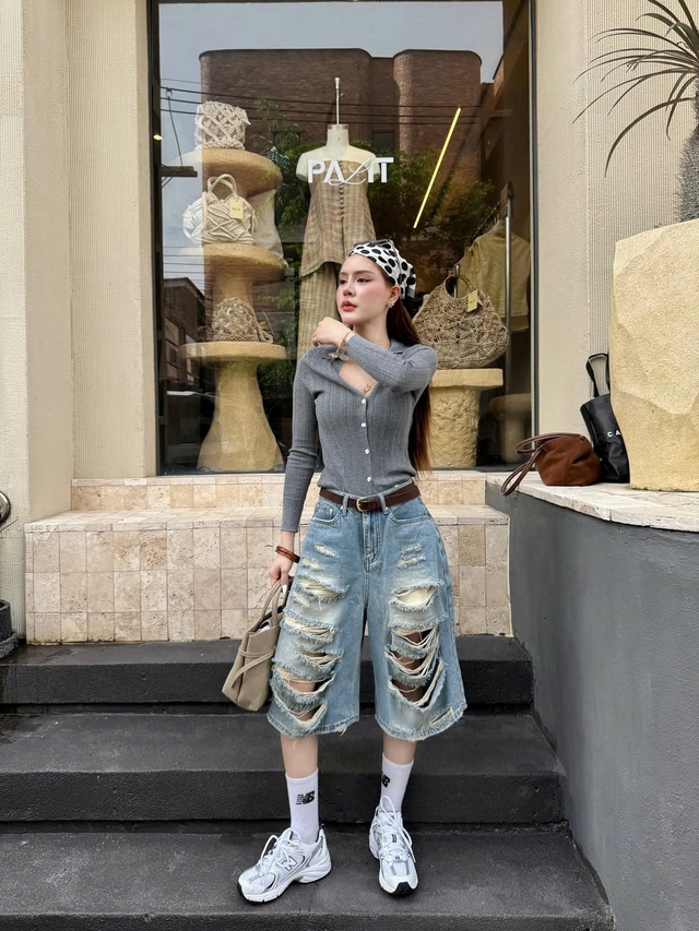 Khẳng định phong cách riêng cùng quần jeans rách- Ảnh 2. Khẳng định phong cách riêng cùng quần jeans rách- Ảnh 2.