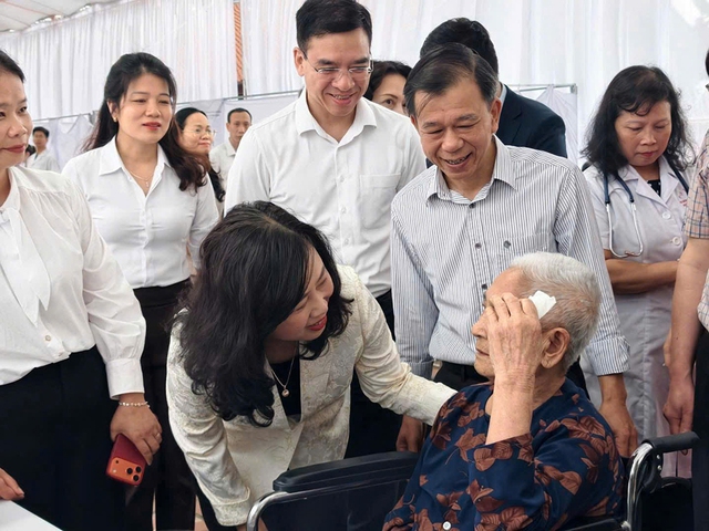 Triển khai kh&aacute;m sức khỏe định kỳ cho người d&acirc;n - Ảnh 1.