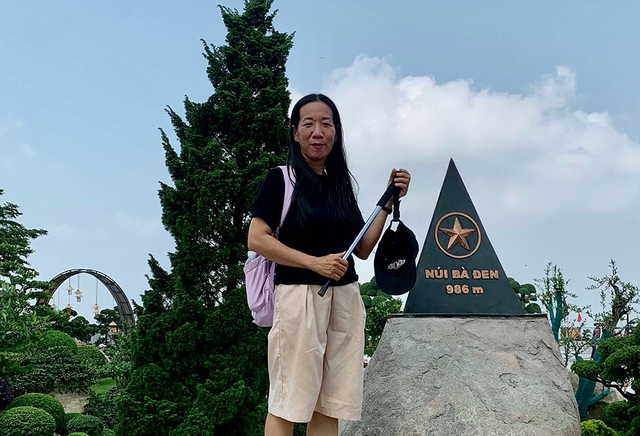 Con g&aacute;i đưa mẹ đi leo n&uacute;i 't&igrave;m lại thanh xu&acirc;n' - Ảnh 1.