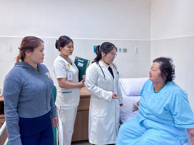 Phối hợp lấy sỏi ống mật chủ và cắt túi mật chỉ trong một lần can thiệp - Ảnh 1.