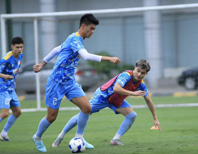 U.19 Việt Nam sang Nhật Bản rèn quân: Chia tay thủ môn Việt kiều, sao trẻ HAGL 1,95 m vắng mặt- Ảnh 1. U.19 Việt Nam sang Nhật Bản rèn quân: Chia tay thủ môn Việt kiều, sao trẻ HAGL 1,95 m vắng mặt- Ảnh 1.
